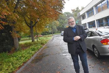 Głogów: Ciasnota na parkingu przy MOK-u. Auta rozjeżdżają trawniki i blokują uliczkę