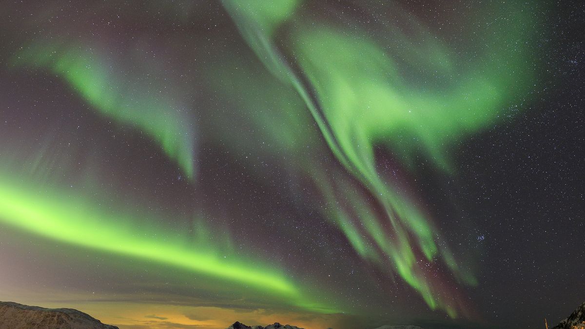 Zorza polarna do zobaczenia już dzisiaj w Polsce. Radzimy, jak zrobić jej dobre zdjęcia 1