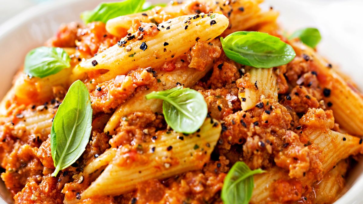 Włoski makaron z kiełbaską salsiccią
