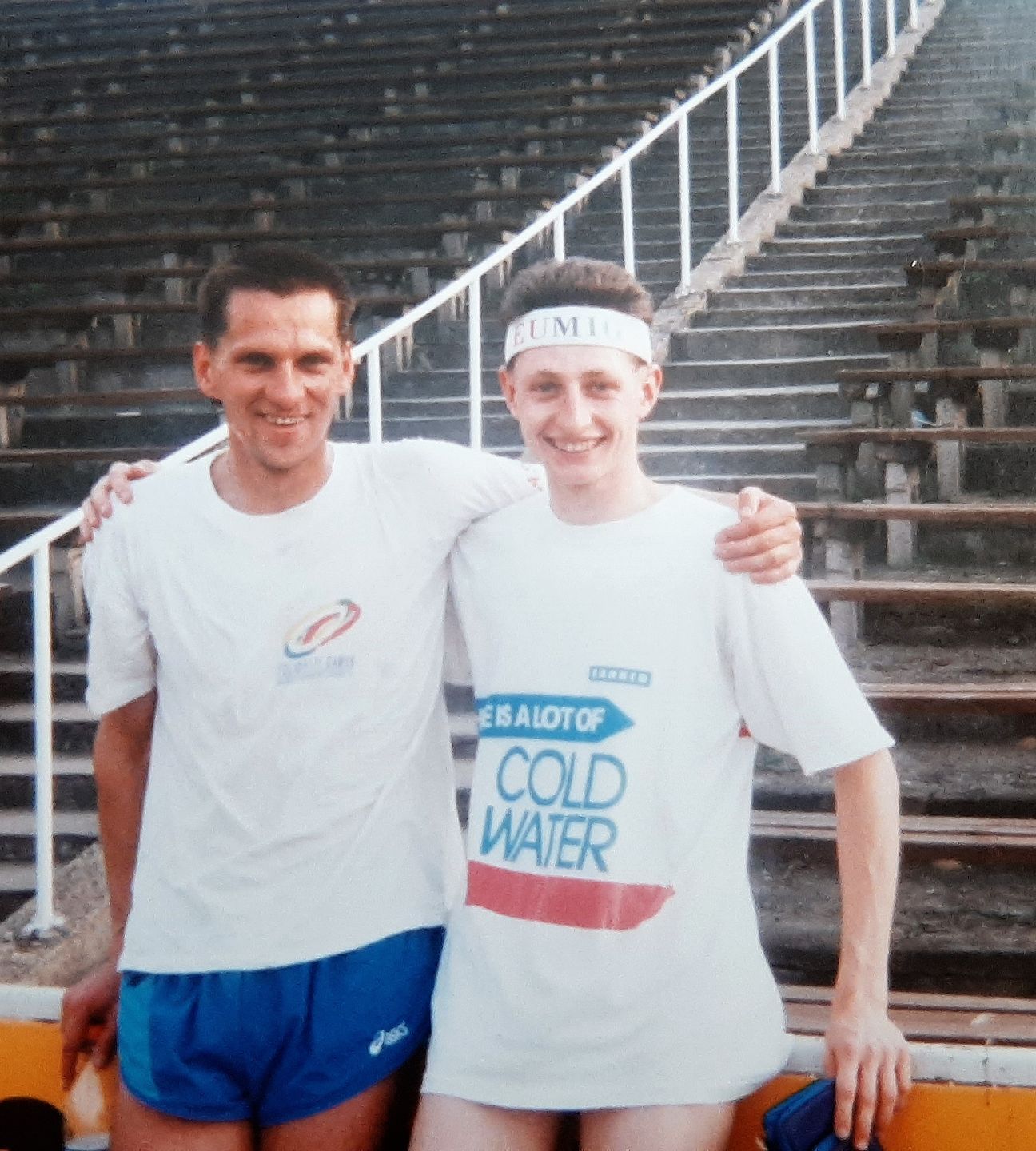 1994 rok - tuż po wygraniu biegu na 1500m i Mistrzostwo Polski seniorów w Pile. Obok Piotr Piekarski, multimedalista mistrzostw Polski