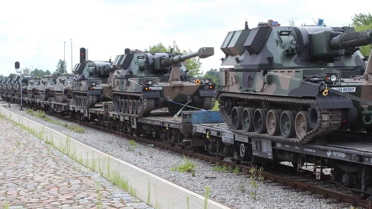 Armatohaubice Krab podczas transportu, zdjęcie ilustracyjne