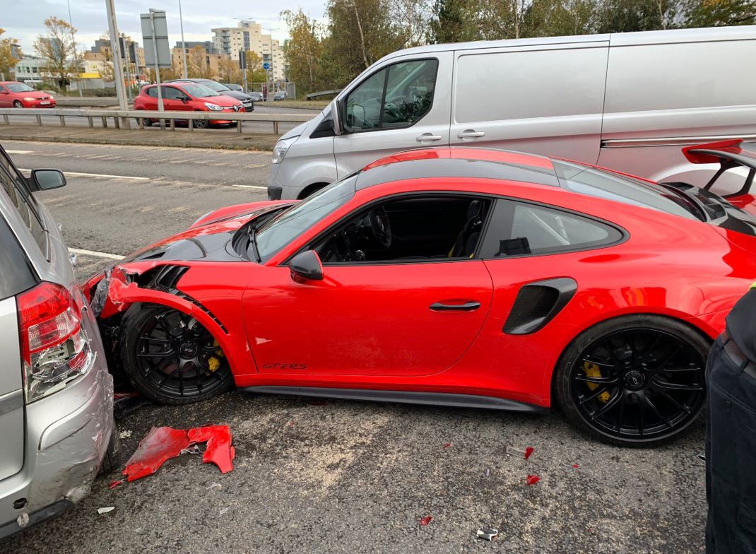 Nowiutkie Porsche 911 GT2 RS zostało rozbite podczas jazdy próbnej