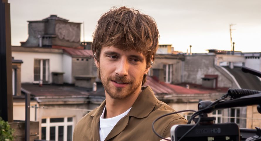 Maciej Musiał nową twarzą popularnej marki smartfonów [NASZ NEWS]