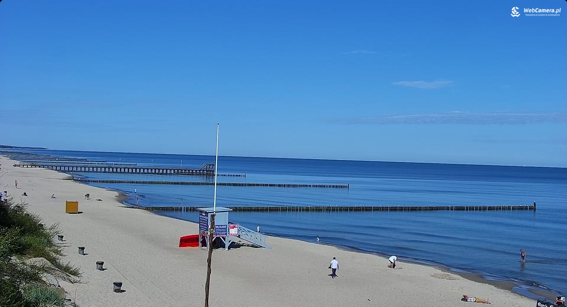 Ustronie Morskie. Plażowicze zameldowali się tuż przy brzegu już o 8:35