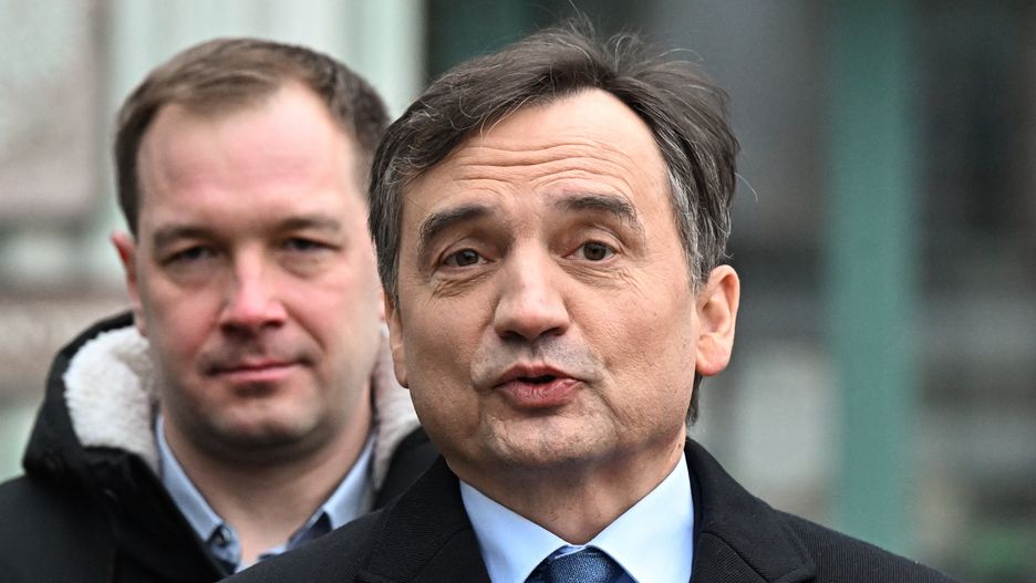 Warszawa, 28.12.2024. Poseł PiS, były minister sprawiedliwości Zbigniew Ziobro (P) podczas konferencji prasowej nt. "Manipulacje i łamanie prawa przy składach sędziowskich", 28 bm. przed budynkiem Sądu Apelacyjnego w Warszawie. (sko) PAP/Radek Pietruszka