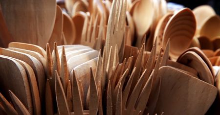 Drewniane łyżki na lata. Podpowiadamy, jak dbać i konsekrować tego typu akcesoria kuchenne