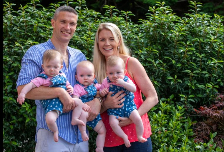 Szczęśliwi rodzice z trojaczkami