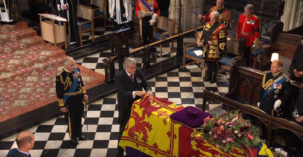 Pogrzeb Elżbiety II. Trumna z ciałem królowej została opuszczona do krypty