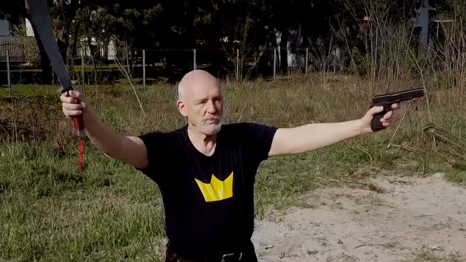 Janusz Korwin-Mikke okrzyknął się "bogiem rapu"