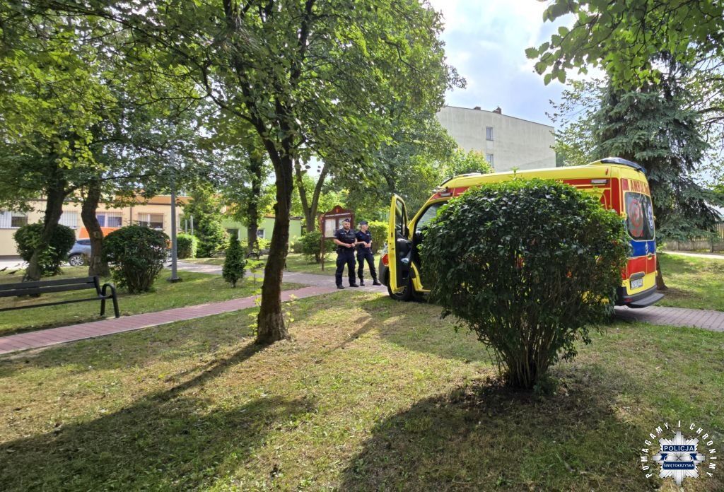 Policjanci z Małogoszcza pomogli 59-latce