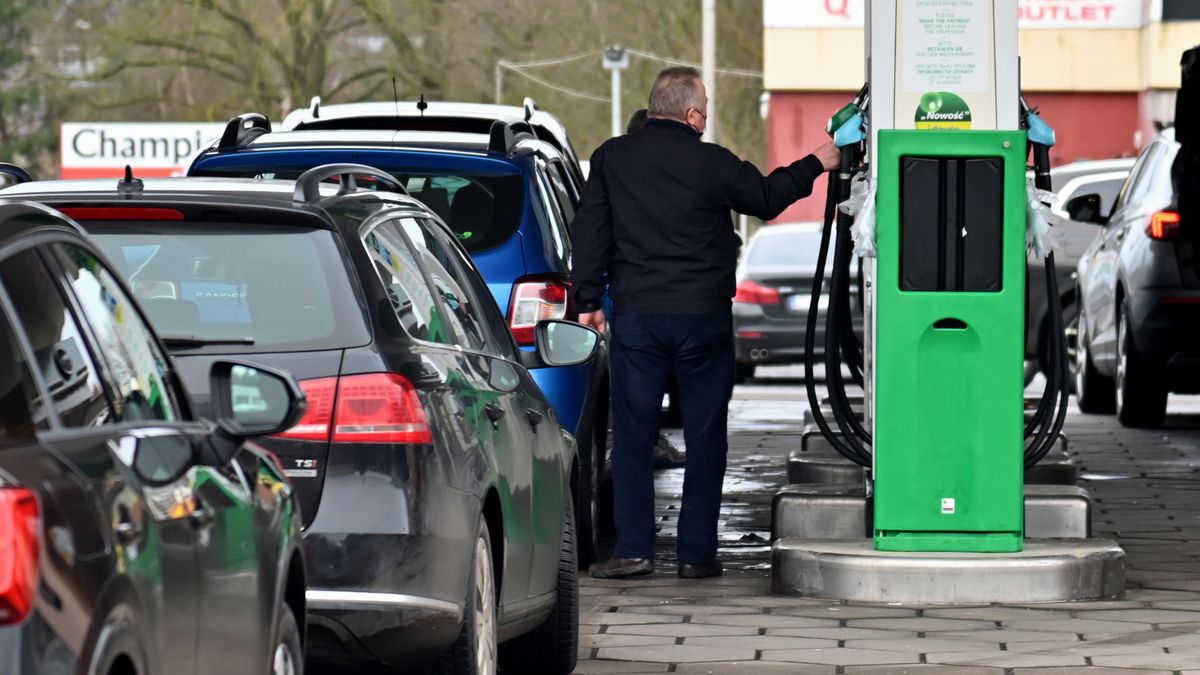 Drogie tankowanie powoduje, że coraz więcej pracowników, dojeżdżających do pracy własnym samochodem, decyduje się na  zwolnienie lekarskie
