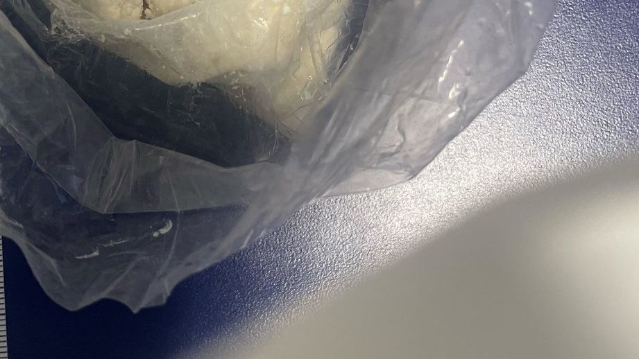 Zabezpieczona sproszkowana substancja koloru białego