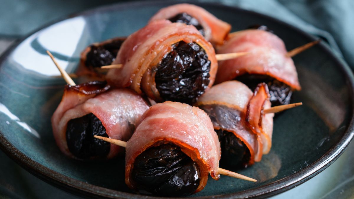 Śliwki w boczku to rodzaj szybkiej i niezobowiązującej przekąski