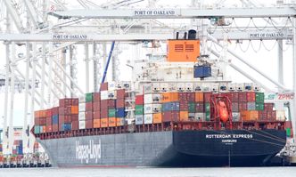 Co widzi kapitan kontenerowca, przepływając przez Kanał Panamski? Fenomenalne wideo