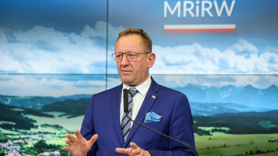 Trudna sytuacja plantatorów malin. Festiwal Maliniaki dołączył do protestu. Na zdjęciu minister rolnictwa Robert Telus