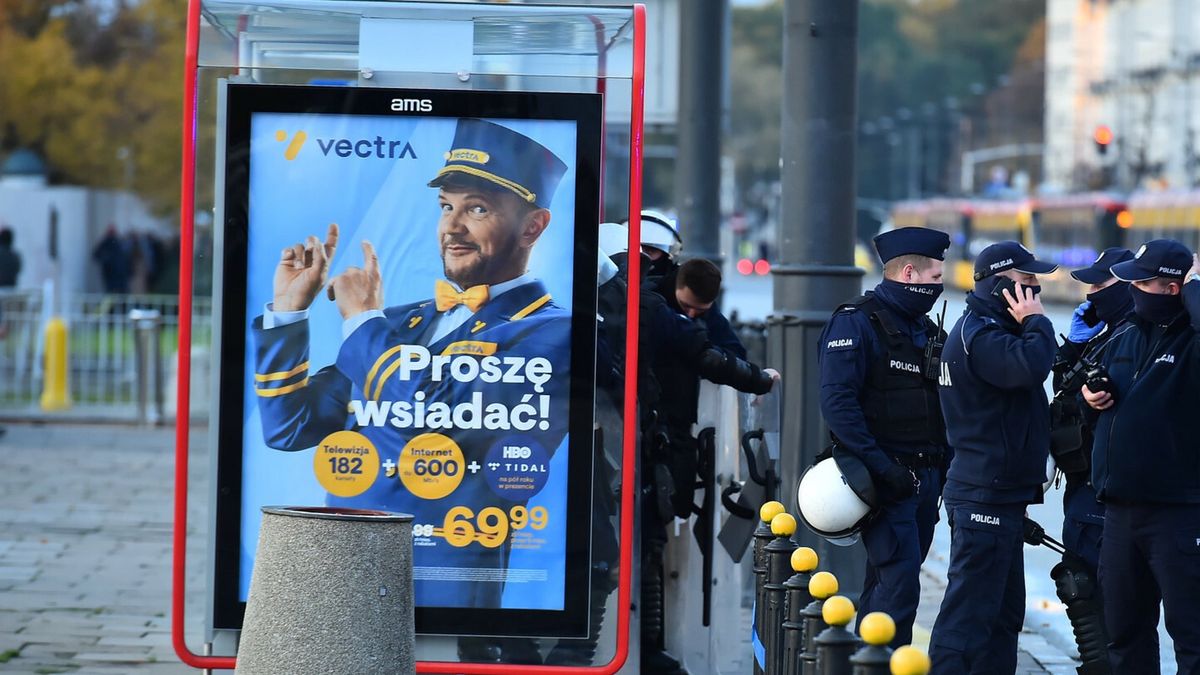 Reklama Vectry na przystanku autobusowym w Warszawie