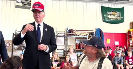Zaskakujący gest Bidena. Na głowie miał wypisane "TRUMP"