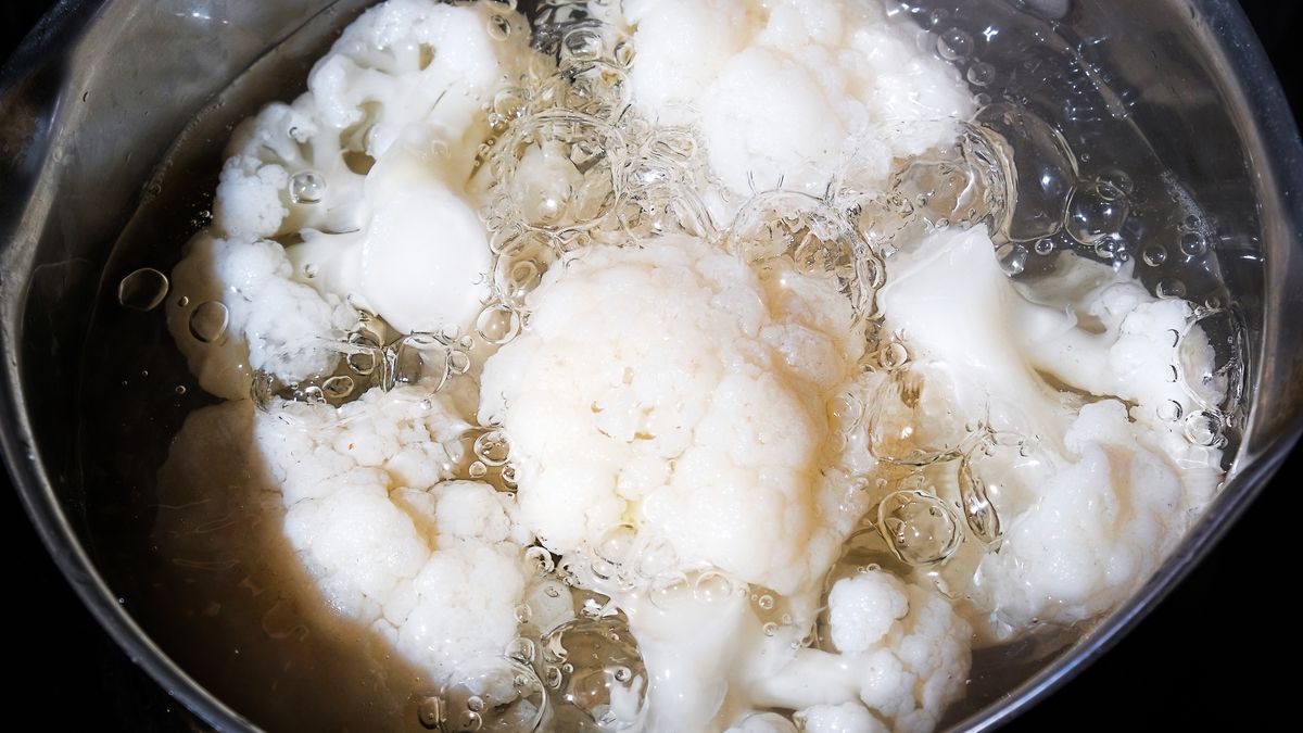 Dorzuć do gotującego się kalafiora, by zachował biały kolor