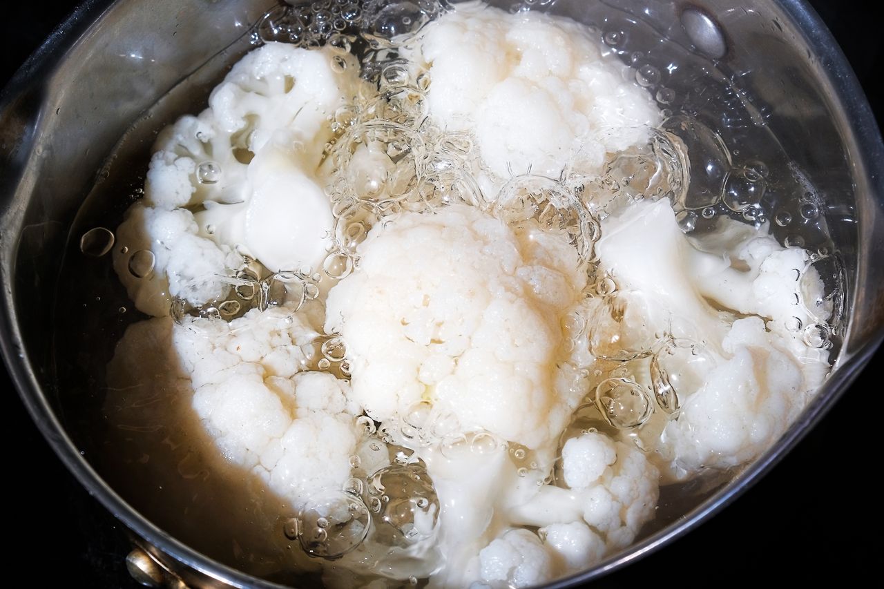 Dodaj odrobinę do wody, gdy gotujesz kalafiora. Pozostanie bielusieńki, a w domu nie będzie brzydko pachnąć