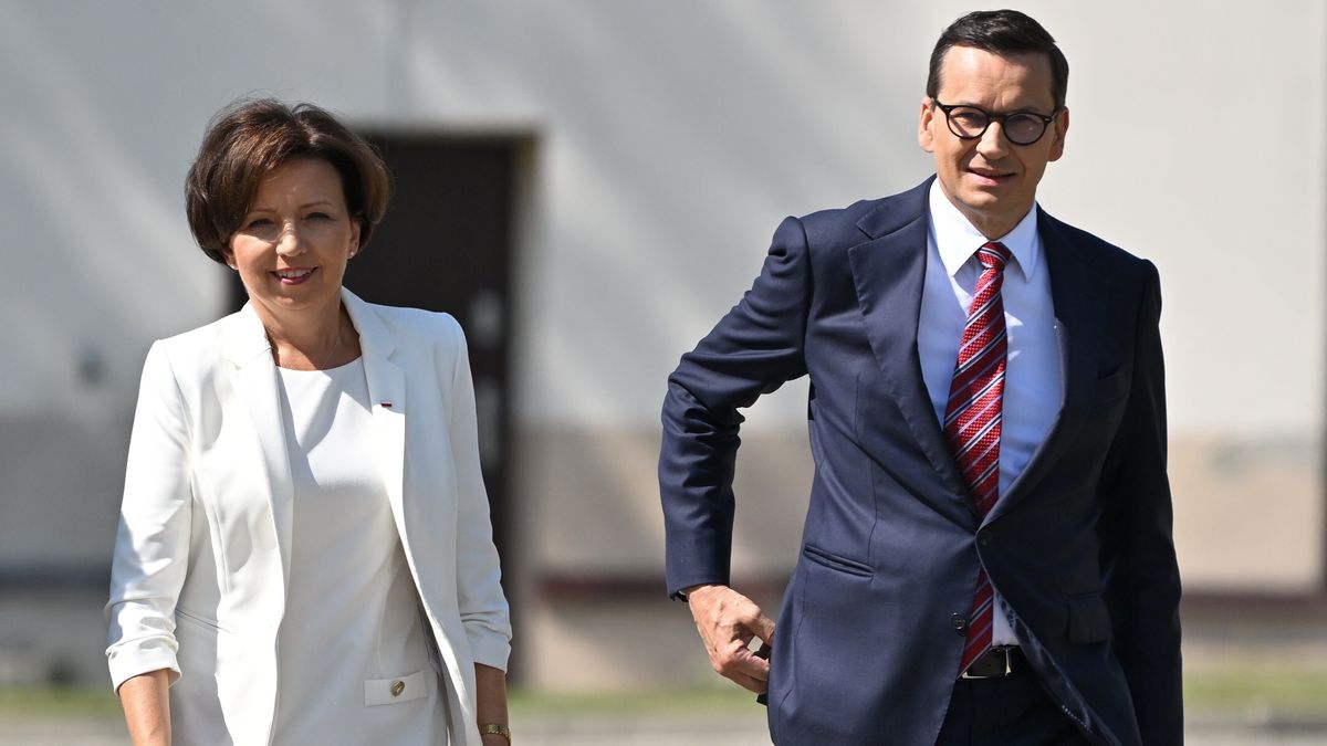 Solec nad Wisłą, 22.08.2023. Premier Mateusz Morawiecki (P) i minister rodziny i polityki społecznej Marlena Maląg (L) przed spotkaniem z seniorami w Solcu nad Wisłą, 22 bm. Premier podpisał rozporządzenia w sprawie wysokości i terminu wypłat czternastych emerytur. Wcześniej rząd zapowiadał, że w tym roku kwota "czternastki" wyniesie 2650 zł brutto, a wypłatę świadczeń przewidziano na wrzesień. (mr) PAP/Piotr Polak