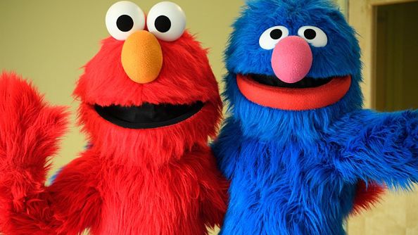 Elmo i Grover - bohaterzy programu edukacyjnego "Ulica Sezamkowa"