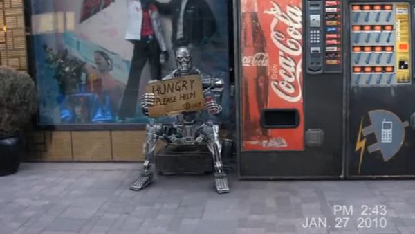 "Głodny" Terminator żebrzący pod Apple Store (wideo) 1