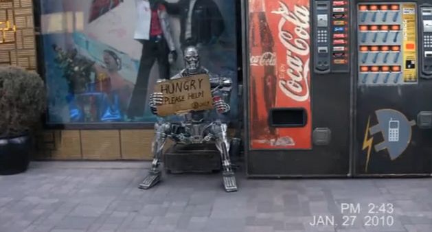 "Głodny" Terminator żebrzący pod Apple Store (wideo)