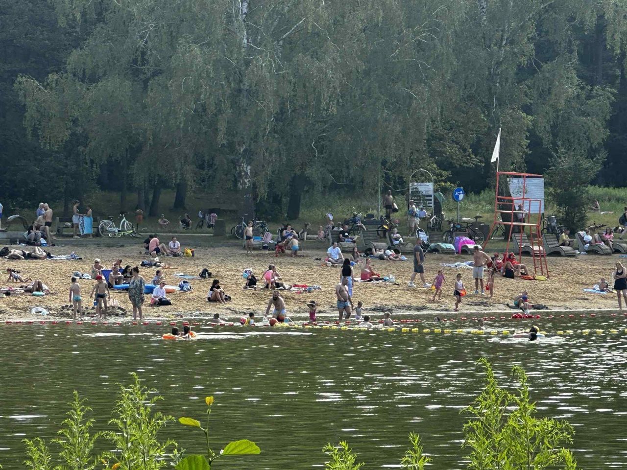 Łódź: Plaża w Arturówku tętni życiem. Lody, gofry, plaża i kąpielisko przyciągają mieszkańców w upalne dni
