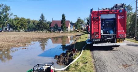 Lubelscy strażacy w akcji ratowniczej ofiarom powodzi. Nowy pluton pojechał pomagać