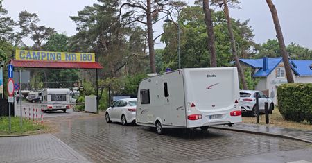 Mimo deszczu przyjechali nad morze. Oto co rozkładają na plażach