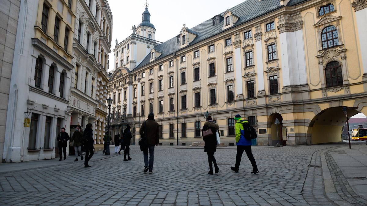 Gmach Główny Uniwersytetu Wrocławskiego. Tuż obok mieści się 