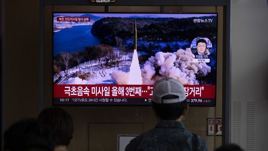 Reaction from Seoul after North Korea launched a Ballistic Missile into the East Sea.
epa11438243 People watch the news at a station in Seoul, South Korea, 26 June 2024. According to South Korea's Joint Chiefs of Staff (JCS), North Korea launched a Ballistic Missile into the East Sea on 26 June.  EPA/JEON HEON-KYUN 
Dostawca: PAP/EPA.
JEON HEON-KYUN