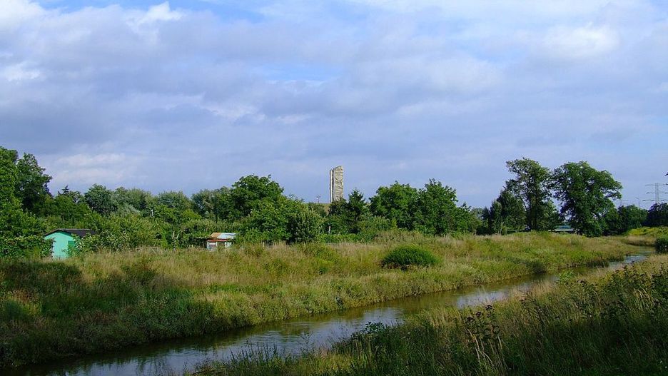 Wrocław. Robotnicy zanieczyścili rzekę Ślęzę. Wsypali do niej opiłki z wiaduktu