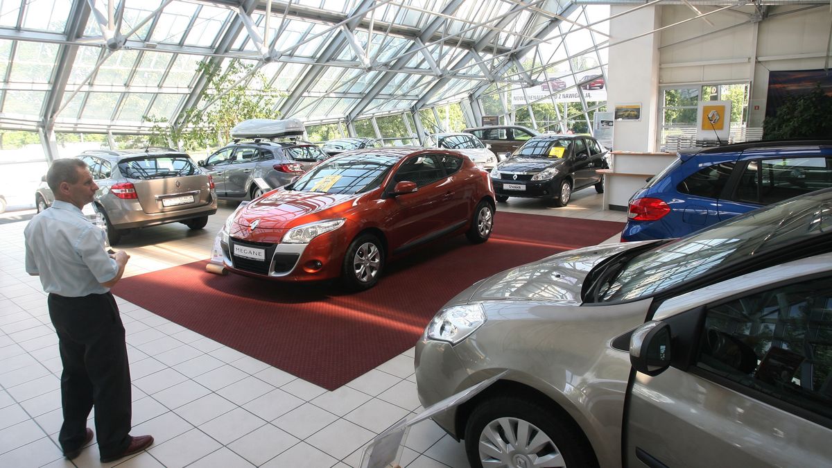 Nie wiemy, co przyniesie przyszłość i jak zmieni się życie, więc rezygnujemy z wielu zakupów. Odczuła to branża motoryzacyjna