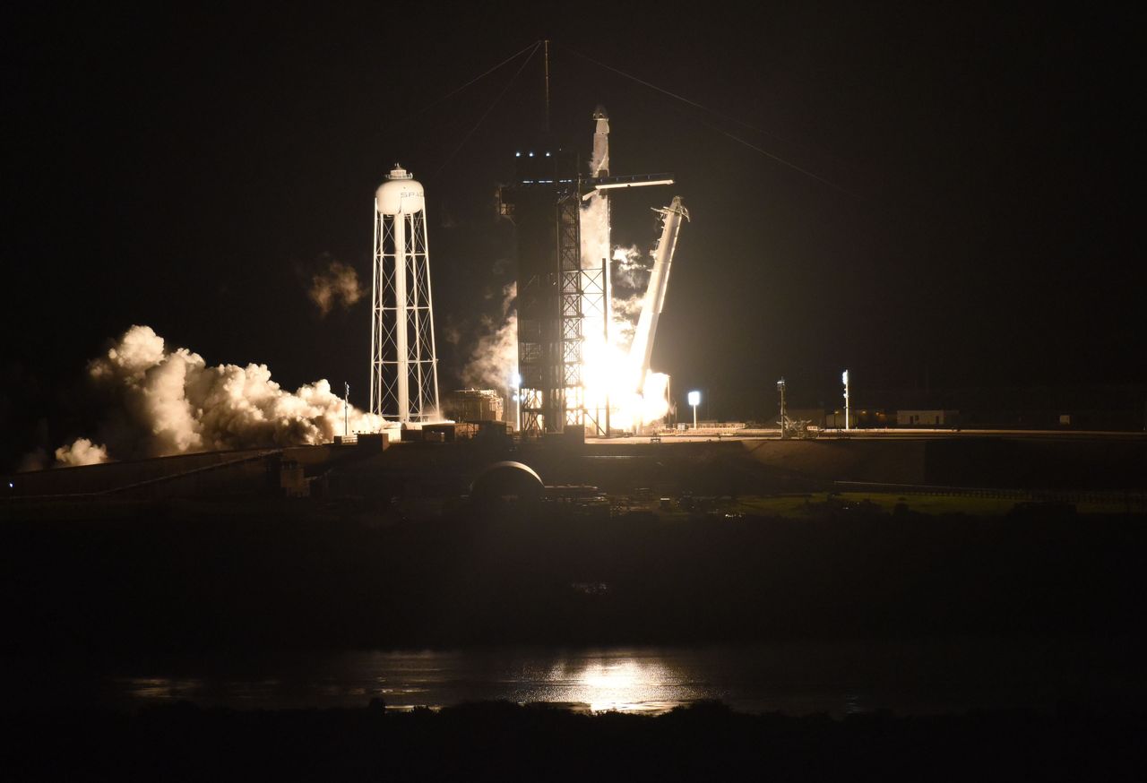 NASA i SpaceX. Udany start misji Crew-1.