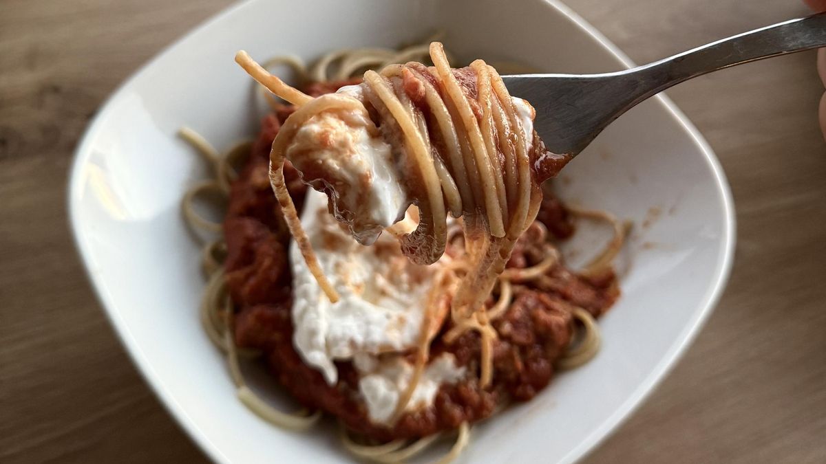 Spaghetti z mięsem i sosem pomidorowym