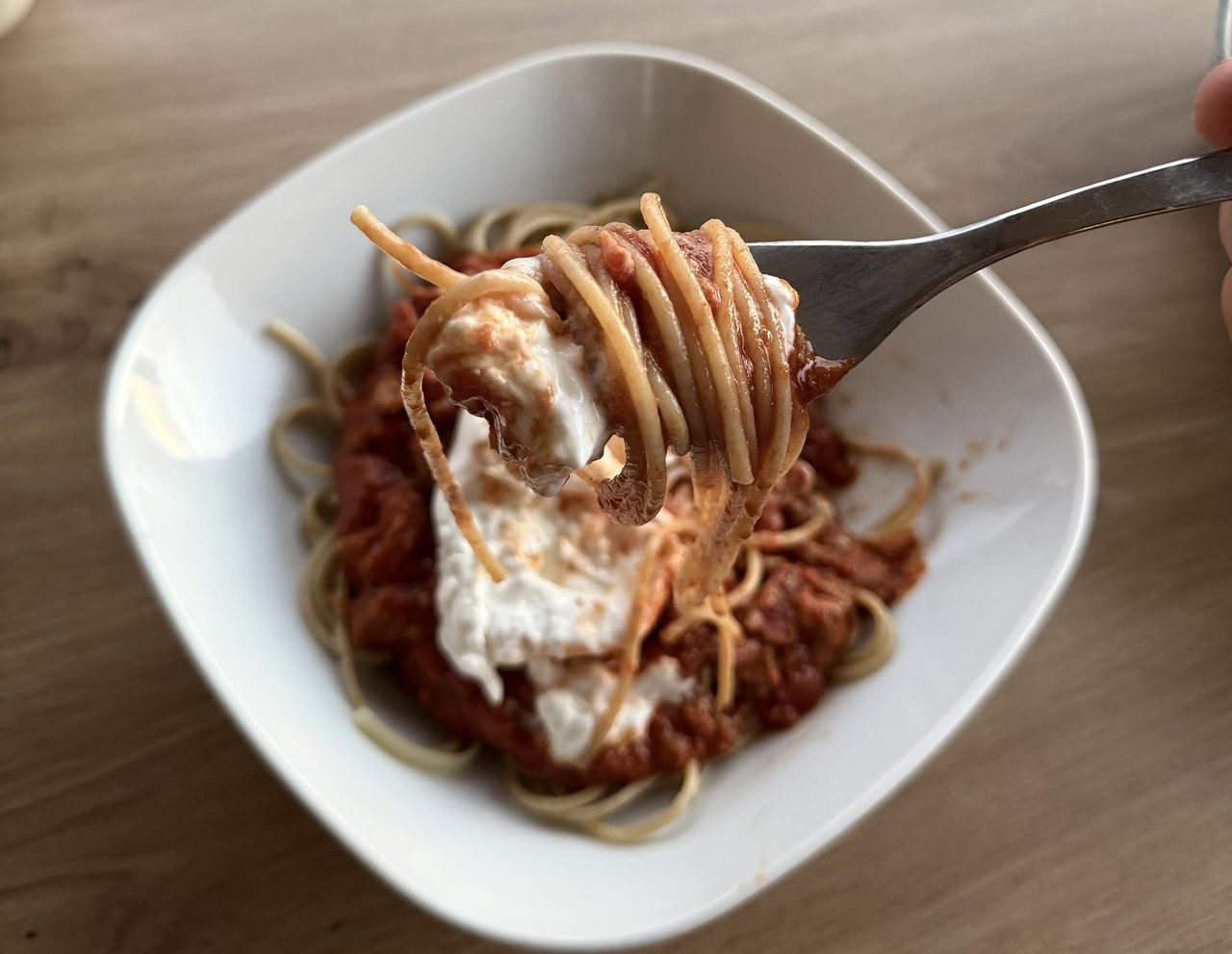 Dodaj to na wierzch makaronu. Tradycyjne spaghetti zmienia się nie do poznania
