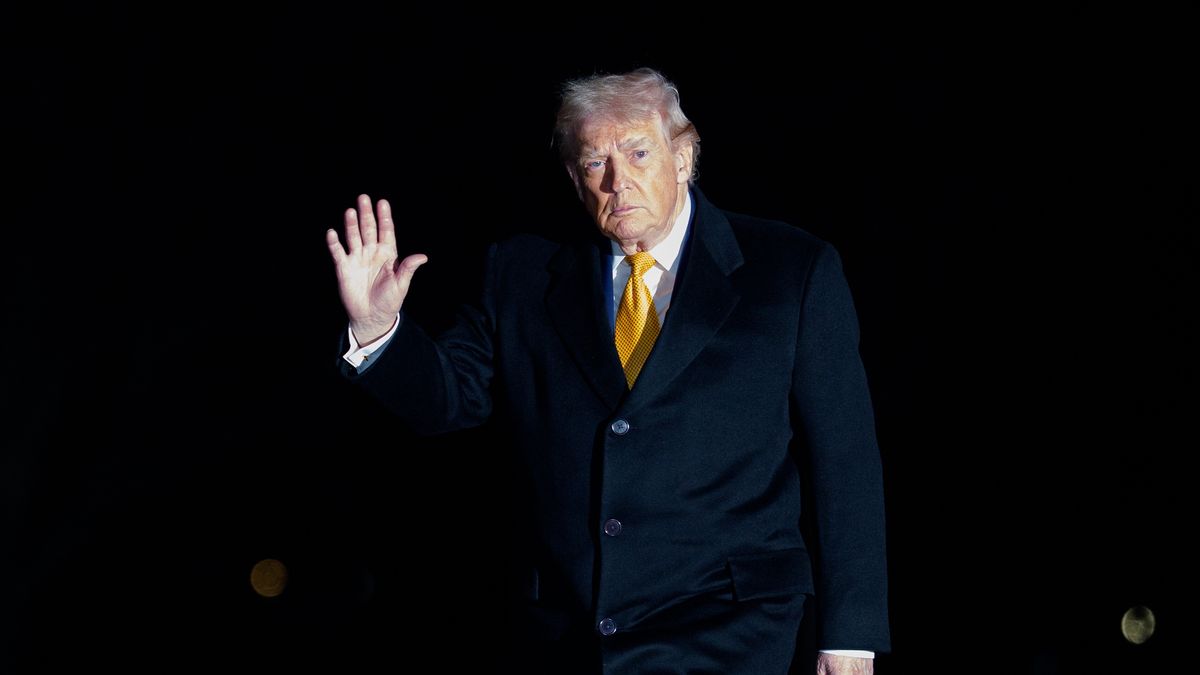 US President Donald J Trump waves as he returns to the White House in Washington, DC, USA, 04 January 2026. EPA/AARON SCHWARTZ / POOL Dostawca: PAP/EPA.
