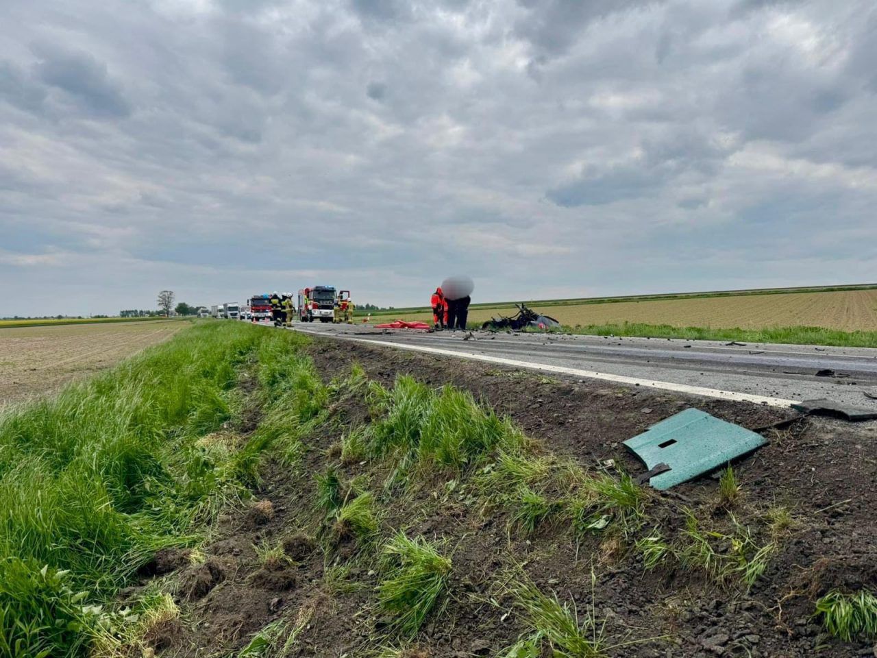 (fot. Policja Śląska, źródło Policja Śląska) Auto osobowe zmiażdżone po zderzeniu z ciężarówką