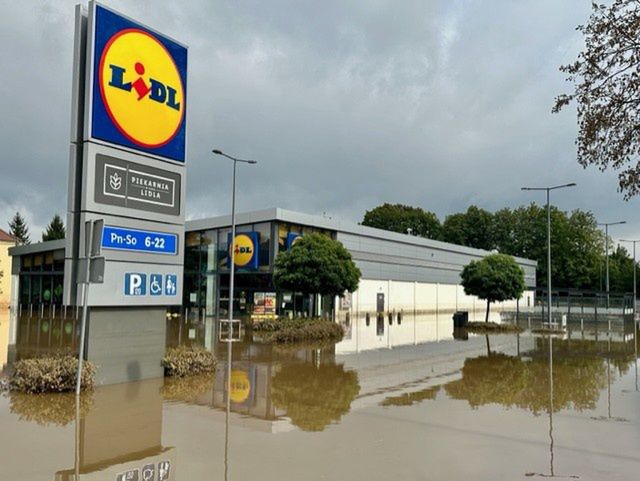 W Jeleniej Górze trwa sprzątanie po wielkiej wodzie i liczenie str