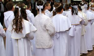 Komunia i drogie prezenty. Presja dotyka też niewierzących