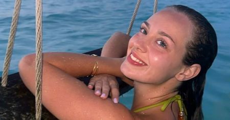 Naturalna Wiktoria Gąsiewska wyłania się z oceanu i pozując w bikini, kokietuje fanów (FOTO)