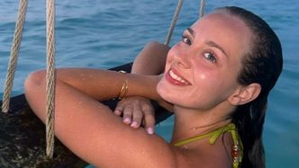 Naturalna Wiktoria Gąsiewska wyłania się z oceanu i pozując w bikini, kokietuje fanów (FOTO)