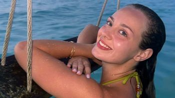 Naturalna Wiktoria Gąsiewska wyłania się z oceanu i pozując w bikini, kokietuje fanów (FOTO)