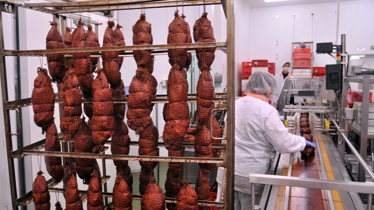 reporter7_baza01.08.2013 Jankowo kolo Gdanska Zaklady Miesne Nowak w Jankowie kolo Gdanska N/z Produkcja wedlin   Fot Przemek Swiderski/REPORTERPrzemek Swiderski/REPORTER