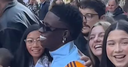 Dałbyś się nabrać? Sobowtór szalał pod stadionem Realu Madryt