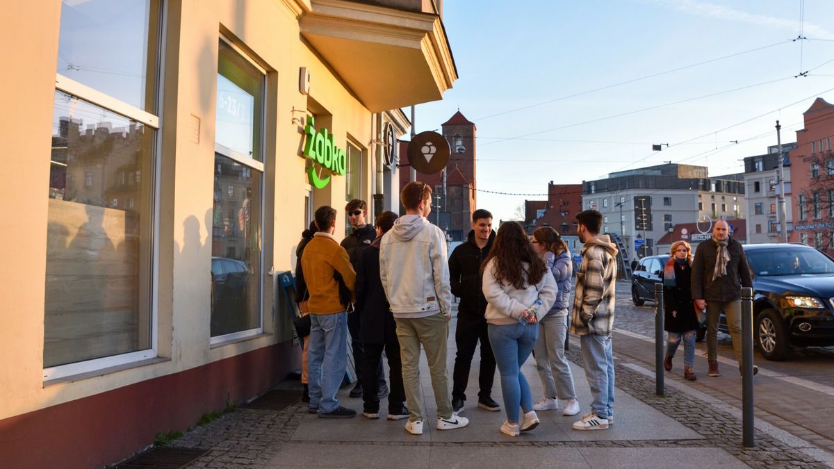 Stock Bart?omiej Magierowski
Fot. Bartlomiej Magierowski/East News. Wroclaw 16.03.2023. Ostrow Tumski we Wroclawiu. N/z: mlodzi ludzie, obcokrajowcy i Polacy przed sklepem.
Bartlomiej Magierowski