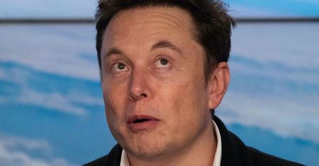 Elon Musk uspokaja: "Panika z powodu koronawirusa jest GŁUPIA"