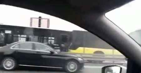 Czołowe zderzenie dwóch busów. Jeden jechał bez kierowcy! Są ranni