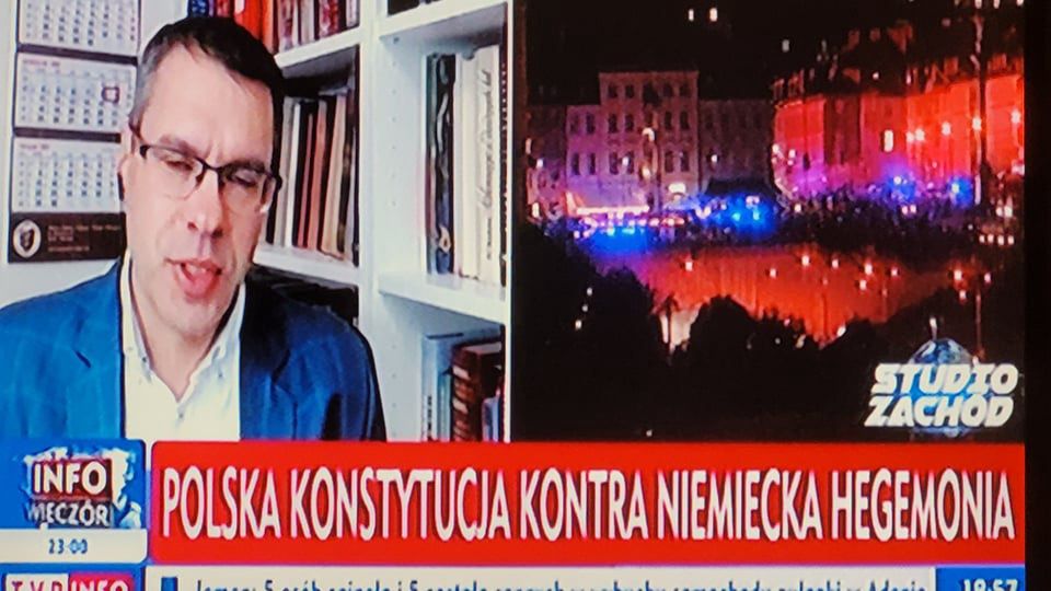 Paski TVP Info podczas wiecu w Warszawie